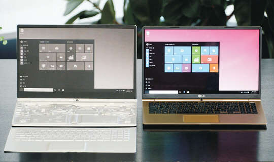 LG전자가 '그램 15' 노트북PC의 가벼운 무게를 강조하는 페이퍼 아트 영상을 22일 공개했다. 사진은 LG전자가 공개한 페이퍼 그램(왼쪽)과 실제 그램 15.      LG전자 제공